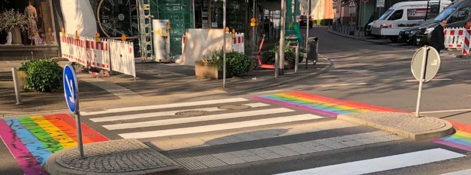 Neuer Regenbogen-Zebrastreifen in Wiesbaden beschmiert