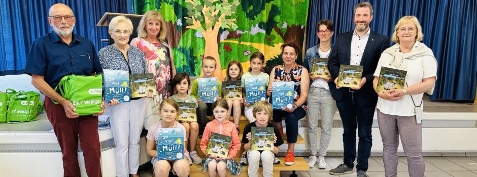 GNU übergibt Bücher zum Thema Umgang mit Müll an die drei Herzebrock-Clarholzer Grundschulen
