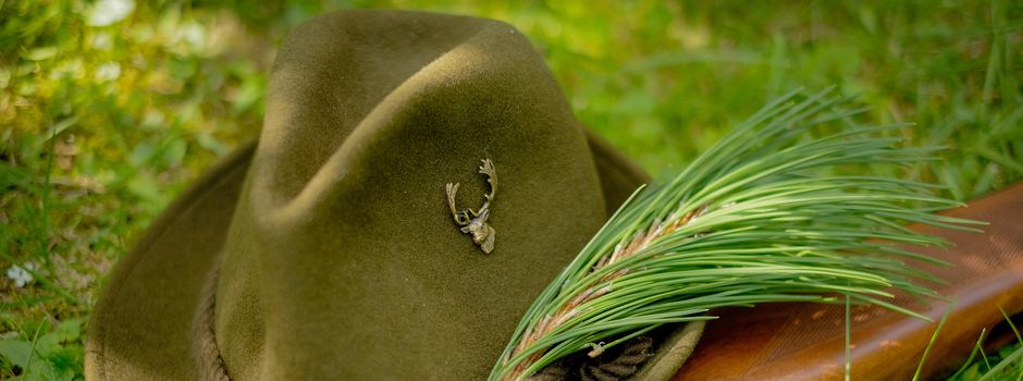 Greifvögel, Hunde und ein Konzert mit mehr als 100 Jagdhornbläsern