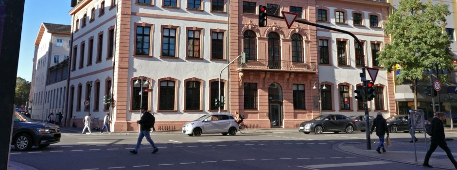 Fußgänger auf Zebrasteifen in der Altstadt angefahren – Fahrer flüchtet