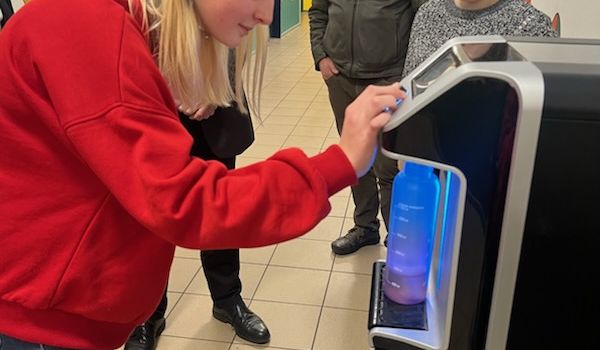 Wasserzweckverband spendiert der Schule in Wesenberg Wasserspender