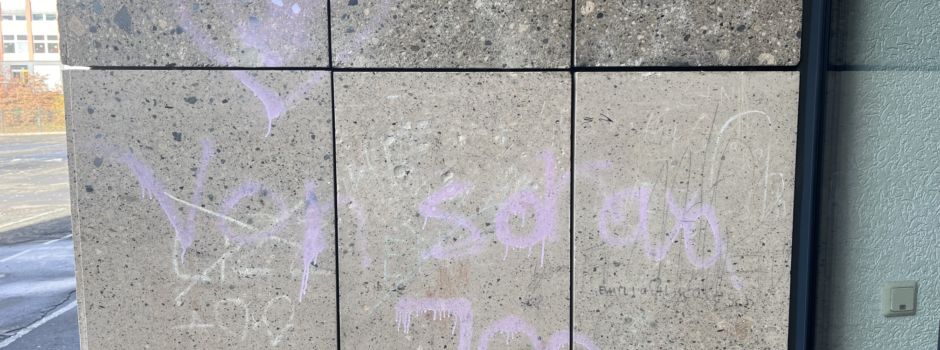 Schmierereien an Wänden der Turnhalle und Foyer