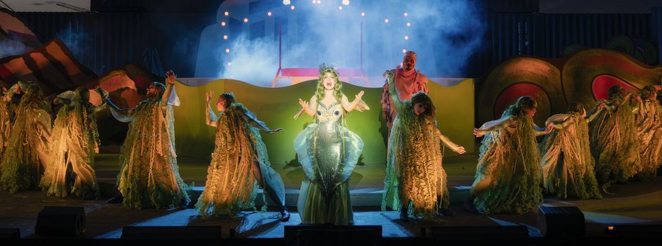 Wenn Monty Python auf moderne Theaterregie trifft – Regisseurin Anna Weber im Interview