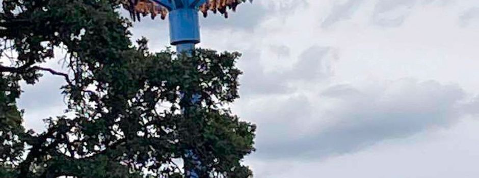 Kopfüber im Karussell steckengeblieben - Fahrgäste gerettet