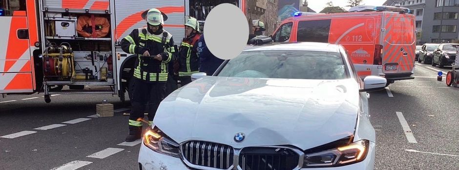Unfall in Mainz-Kastel: Feuerwehr schneidet Person aus Auto