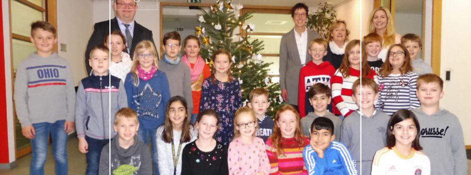 Anzeige: Kinder schmücken Weihnachtsbäume der Kreissparkasse