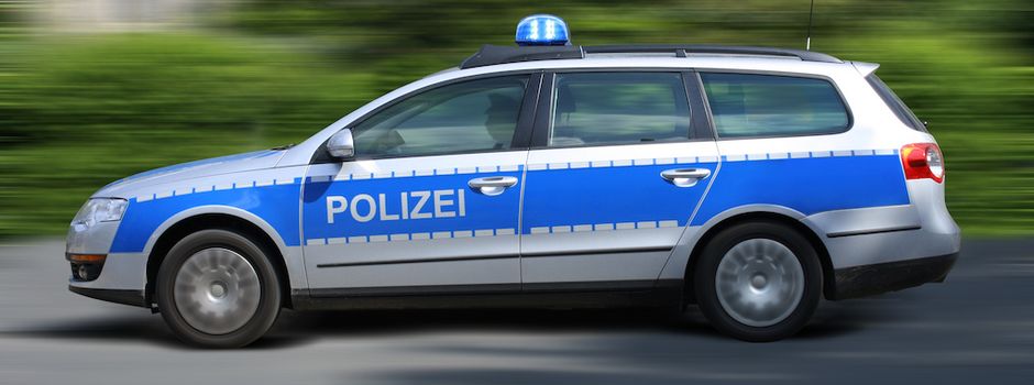 Opel prallt bei Fintel gegen Baum