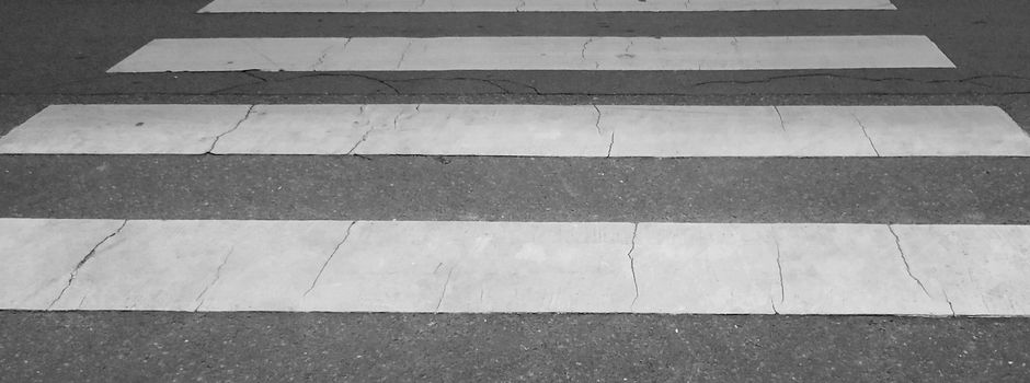 Autofahrer erfasst Blinden auf Zebrastreifen und fährt davon