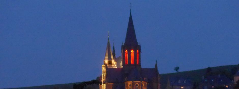 “Feuersäule II” in der Katharinenkirche Oppenheim - Textile Installation leuchtet von Ostern bis Trinitatis