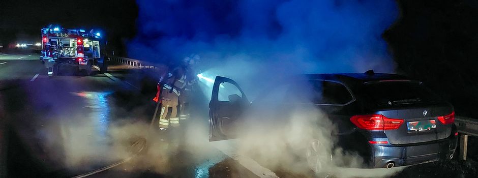Fahrzeug fängt Feuer auf Autobahn