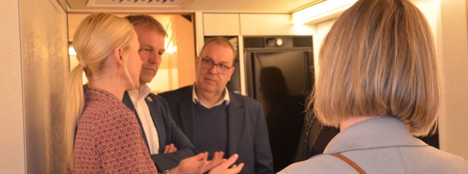 Landrat Thorsten Krüger besucht Gehr GmbH & Co. KG Yacht and Aircraft Interior in Lunestedt