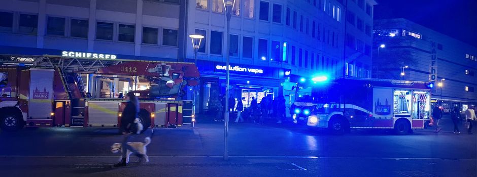 Großeinsatz in Mainz: Fritteuse in Restaurant fängt Feuer