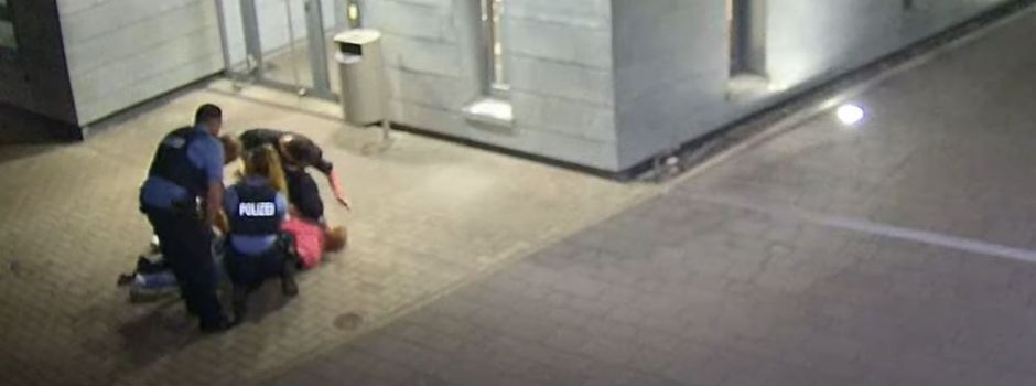 Polizeigewalt: Beamter schlägt auf Mann am Boden ein