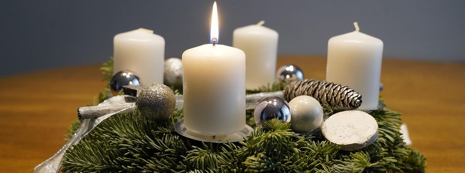 Flammen aus Fenster: Adventskranz setzt Wohnung in Wiesbaden in Brand