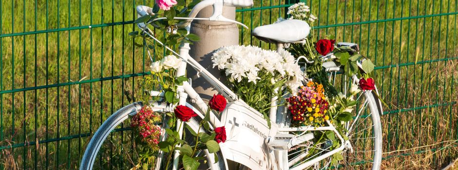 Geisterrad und Gedenkfahrt für getötete Radfahrerin in Wiesbaden