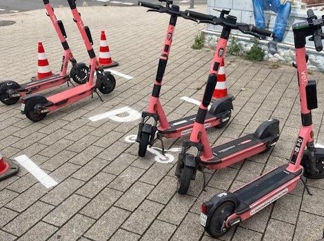 Abstellflächen für E-Scooter eingerichtet