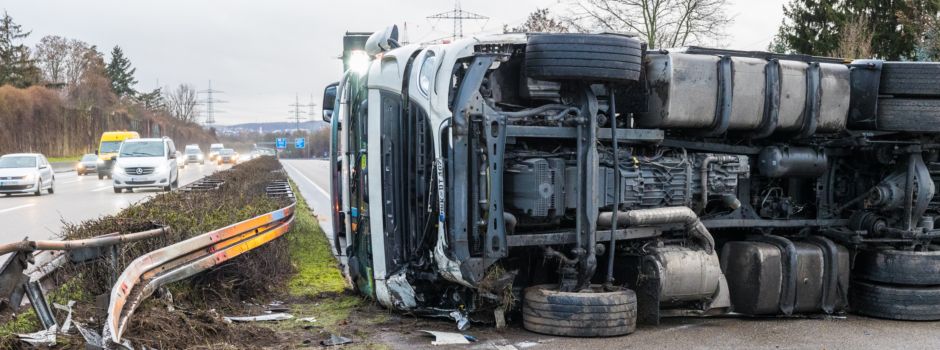 Umgekippter Lkw sorgt für kilometerlangen Stau