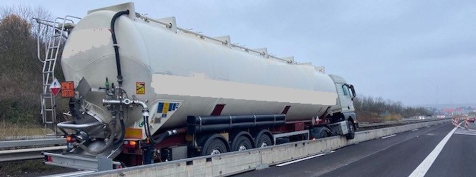 Lkw kracht in Baustelle auf Fahrbahnteiler