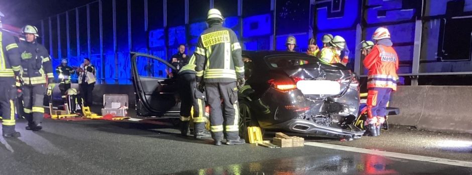 Feuerwehr rettet mehrere Menschen nach schwerem Autounfall in Wiesbaden