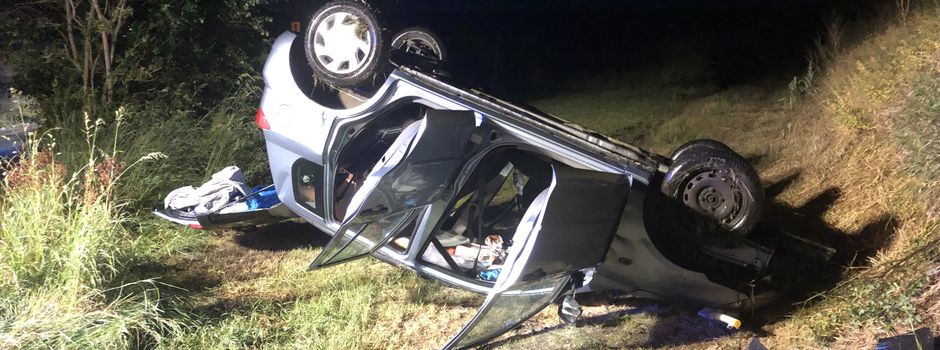 Schwerer Verkehrsunfall: Auto überschlägt sich und bleibt auf Dach liegen