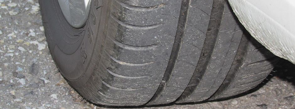 Feiger Angriff in Koblenz: Unbekannte zerstechen alle vier Reifen