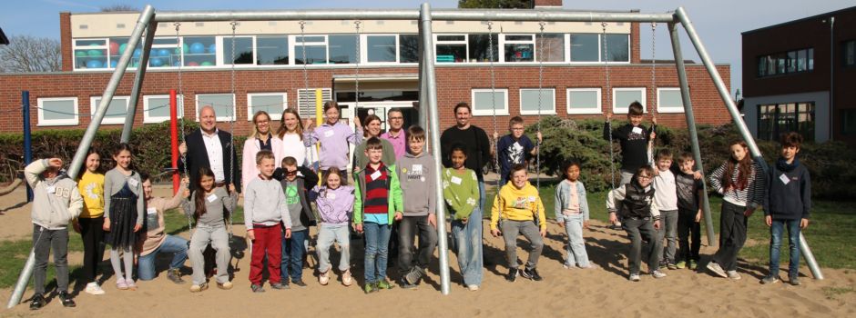 Neue Schaukel für die Katholische Grundschule in Mondorf eingeweiht