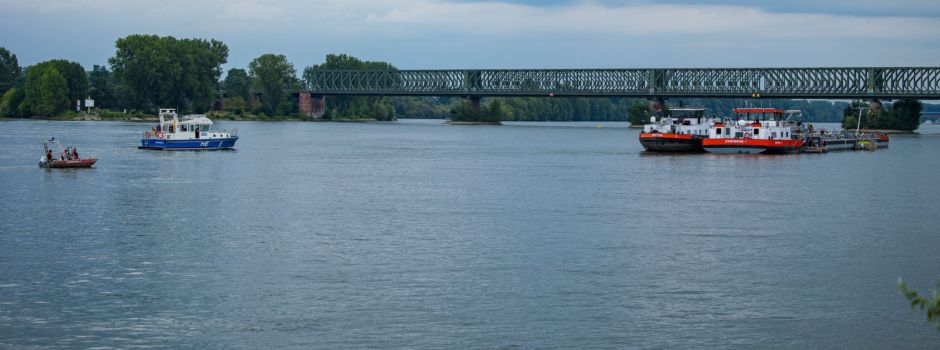 Beschädigtes Tankschiff stoppt auf dem Rhein bei Mainz