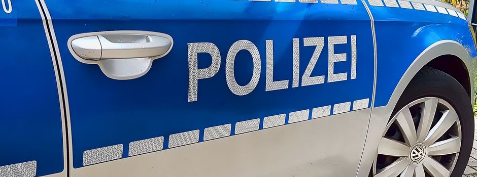 Betrunkener hält Autos an – „Schattenboxen“ gegen Polizisten