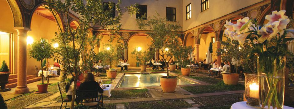 Die Golden Glimmer Sommer Bar: Eröffnung im schönsten Innenhof der Fuggerhäuser