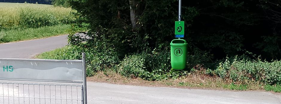 Neue Hundekotbeutelspender mit Mülleimern aufgestellt