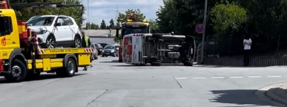 Transporter landet auf der Seite: Unfall in Mainz-Hechtsheim