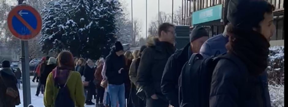 Hunderte Menschen stehen in Wiesbadener Innenstadt Schlange