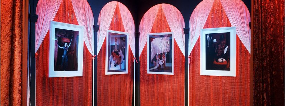 Am 9. Oktober eröffnet der Spielmannshof wieder seine "SalonSaison" mit einer burlesken Fotogalerie
