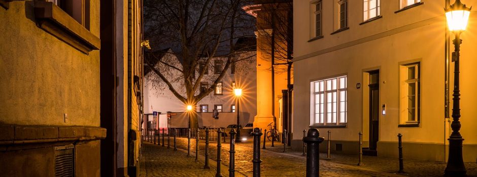 Ins Gesicht geschlagen: Männer greifen Frauen auf offener Straße an