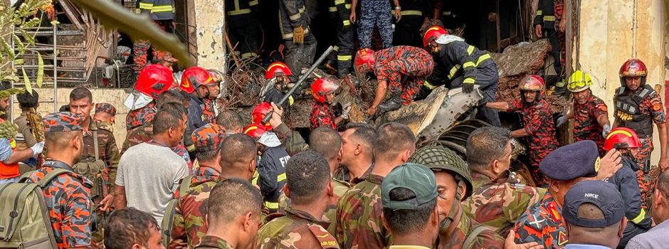 Militärflugzeug auf Schule gestürzt: 20 Tote in Bangladesch