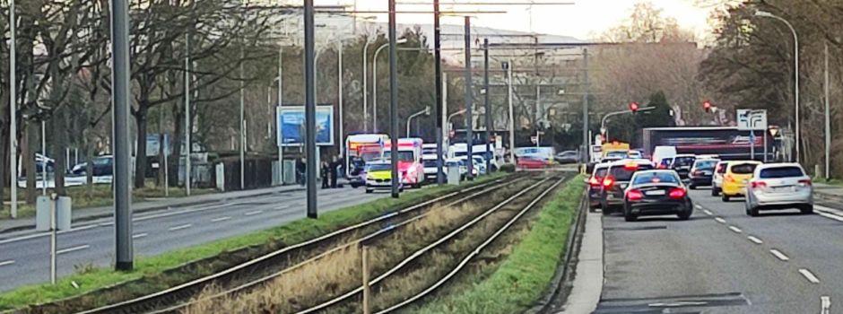 Autofahrer kracht am Pariser Tor gegen Strommast