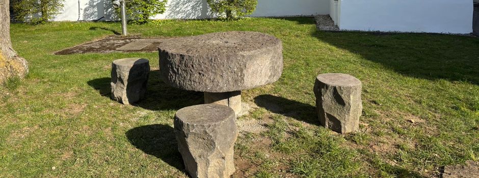Neue Sitzgelegenheit aus Basalt für Reudelsterz