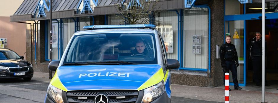 Täter hält Bankmitarbeiterin stundenlang fest - Motiv unklar