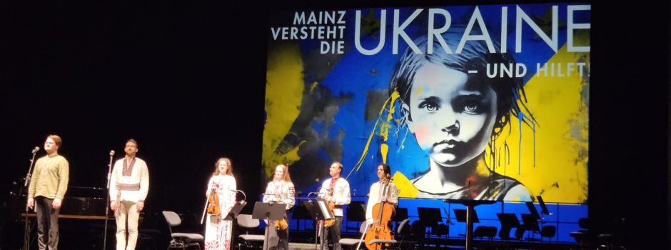 Promis im Mainzer Staatstheater unterstützen die Ukraine