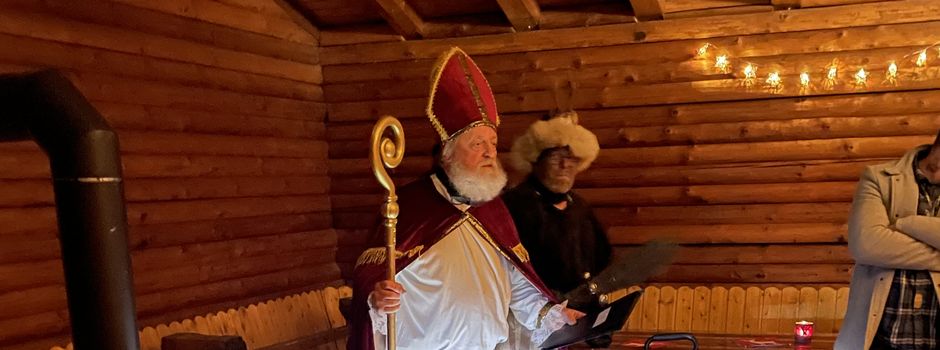 Nikolaus beschenkt die Kinder in Marzhausen