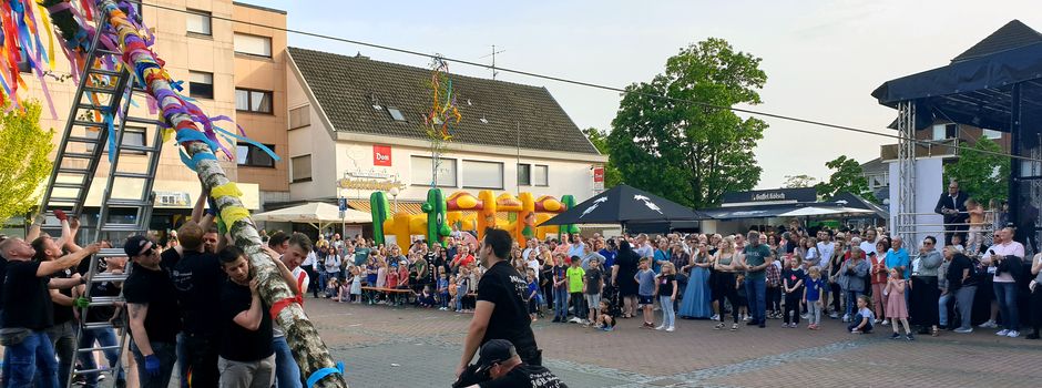 Tanz in den Mai und Dorfbaumstellen: so begrüßte Niederkassel den Mai