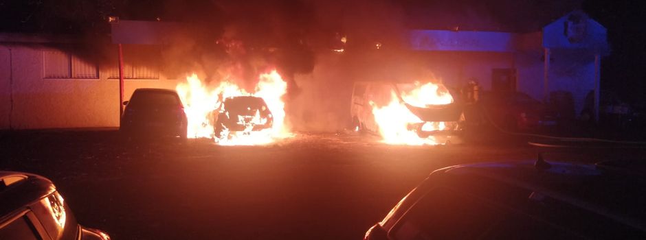 Weitere Fotos vom Einsatz: Feuer greift von Pkw auf Gebäude über