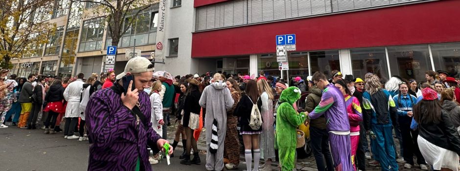 Run auf Restkarten für Schillerplatz: Riesen Schlange vor Mainzer MCV-Haus