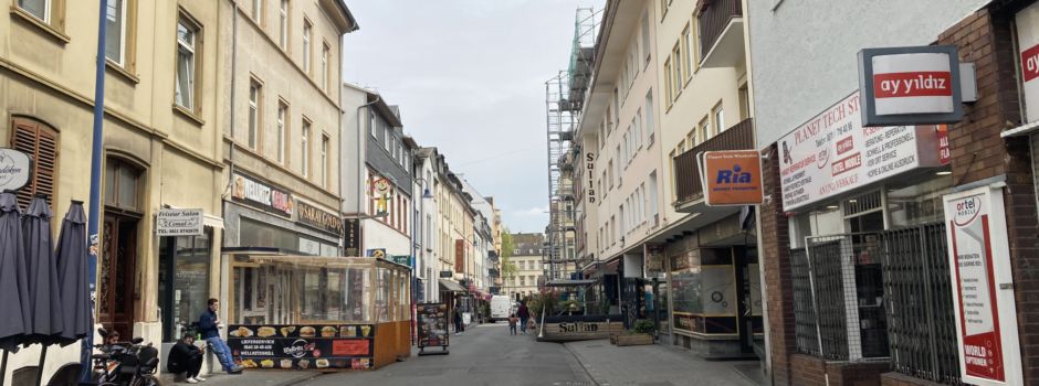 Junge Männer liefern sich offenbar Autorennen in Wiesbaden