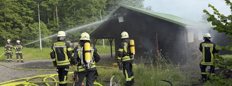 Großbrand in der Haselhütte fordert Feuerwehrkräfte aus drei Orten – zum Glück nur als Übung