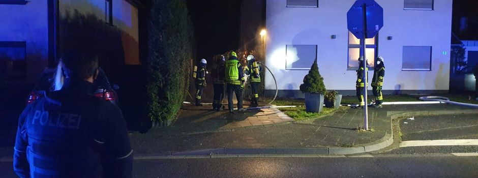 Vier Mülltonnen brennen an Mehrfamilienhaus in Rheidt