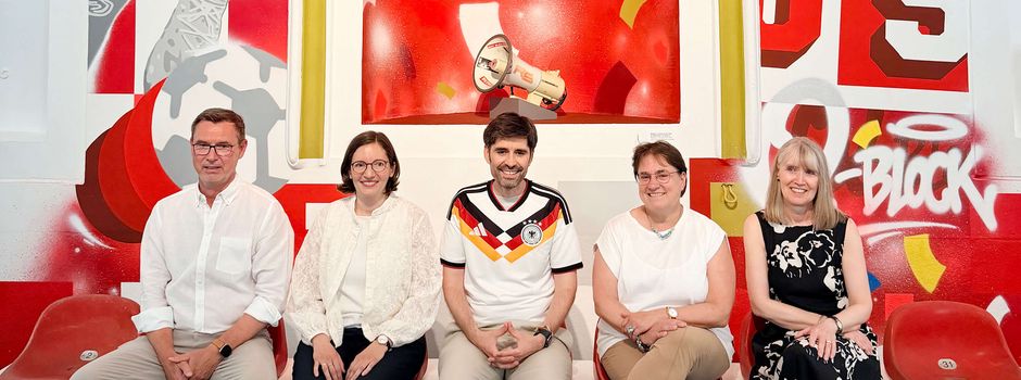 Fußballfieber in Mainz: Museum zeigt Fangeschichten und Pokale