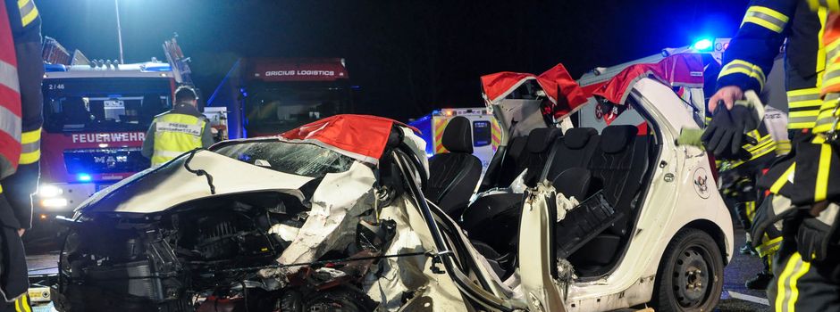 Frontalcrash: Schwerverletzte Frau aus Auto geschnitten