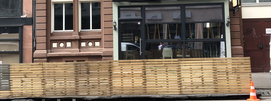 Parkplätze weg für Außengastronomie: Muss das Lokal dann auch öffnen?