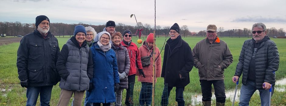 Protest gegen B64n: Kulturlandschaft pflanzt Apfelbäumchen als Zeichen der Hoffnung
